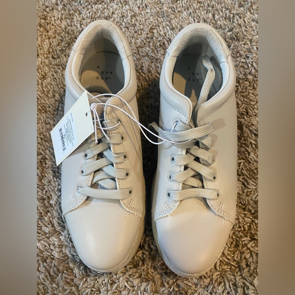 Women’s casual sneakers, light gray. Size 6.5
